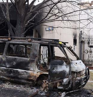 Un coche quemado ante la residencia del presidente kazajo (Foto: Valery Sharifulin//Sipa USA/Mondadori Portfolio)
