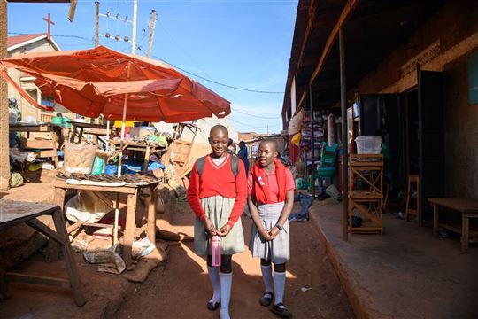 Dos chicas del Luigi Giussani Primary School entre las calles del ''slum'' de Kampala Luigi Giussani Primary School (Foto Emmanuel Museruka/AVSI)