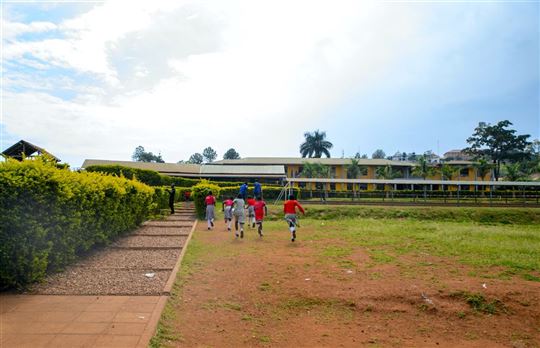 En el patio del Luigi Giussani Primary School (Foto Emmanuel Museruka/AVSI)
