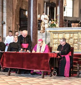 Monseñor Mario Delpini firma los documentos para la apertura de la Fase testimonial. A su derecha, monseñor Ennio Apeciti (Foto Pino Franchino/Fraternità CL)