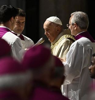 El Papa Francisco presenta la Bula de convocación del Jubileo Ordinario del 2025. Basílica de San Pedro, 9 de mayo de 2024 (foto Riccardo Antimiani/Ansa)
