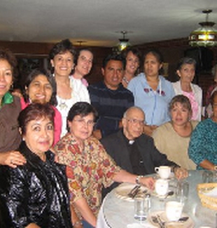 El P. Mario con el grupo de la Fraternidad <br>de San José en México