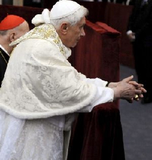 El Papa venera la Sábana Santa en Turín.