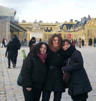 María (en el centro) con dos amigas en París.