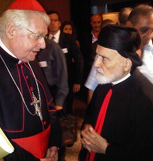 El cardenal Scola con el Patriarca maronita Sfeir.