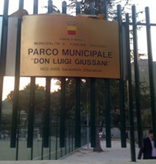 La placa a la entrada del parque.