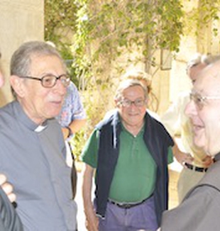 Barcellona (en el centro) con el arqueólogo <br>Padre Stanislao Loffreda (a la derecha).