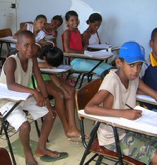 Niños brasileños en clase.