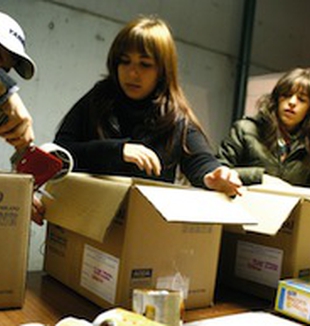 Voluntarios preparando las “cajas”.