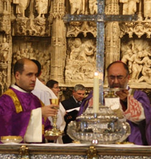 Manuel, junto a Mons. Jesús Sanz (Foto: José F. Crespo).