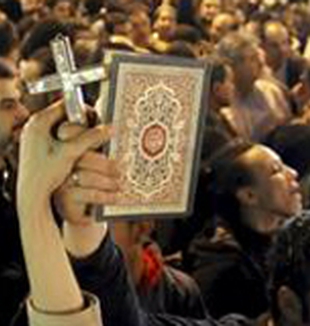Jóvenes manifestantes con la Cruz y el Corán.