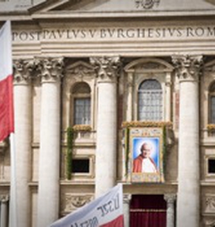 El tapiz del Papa Wojtyla sobre la fachada <br>de San Pedro.