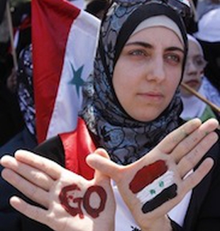 Una mujer se manifiesta en Siria.