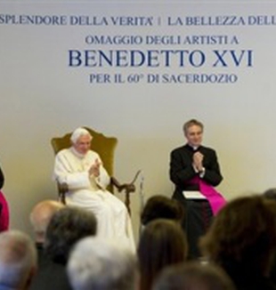 Benedicto XVI durante el encuentro con los artistas.