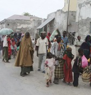 Refugiados somalíes huyen de su país.