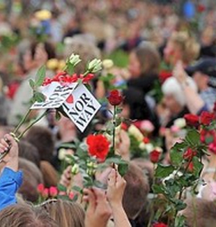 Oslo, la manifestación en memoria de las víctimas.
