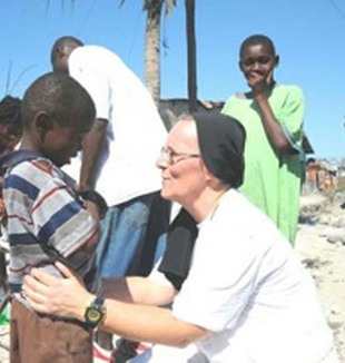 Sor Marcella con un grupo de niños de Haití.
