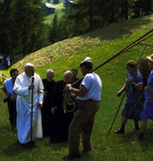 Juan Pablo II durante un paseo por la montaña.