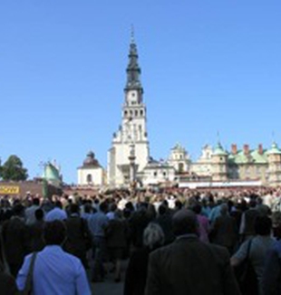 Peregrinos ante el santuario de Czestochowa.