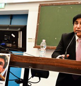Paul Bhatti tras una imagen de su hermano Shahbaz.