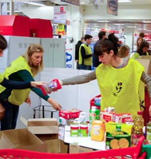 Voluntarios preparando las cajas en el supermercado.
