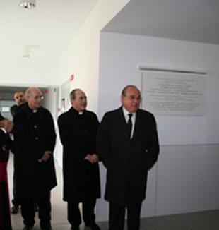 El arquitecto del Centro junto al arzobispo de Granada <br>y los obispos de Andalucía.