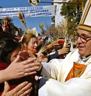 El entonces cardenal Bergoglio con un grupo de fieles <br>en Buenos Aires.