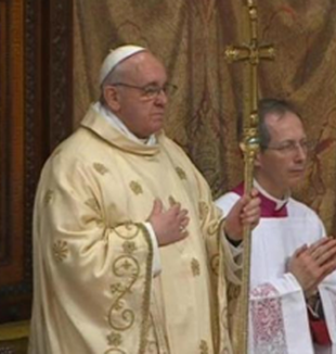 El Papa Francisco durante la misa <br>con los cardenales.
