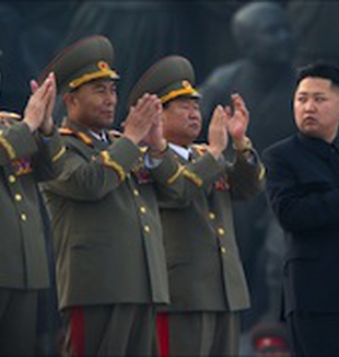 Kim Jong Un con sus generales.