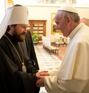 El metropolita Hilarión con el Papa Francisco.