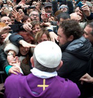 El Papa Francisco entre la multitud.