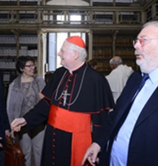 El cardenal Scola, a su llegada al Policlínico.