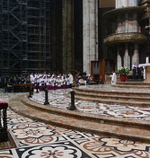 El cardenal Scola durante el rezo del rosario.