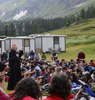 Scola con unos jóvenes de campamento en el valle <br>de Aosta.
