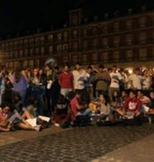 El grupo de jóvenes cantando en la Plaza Mayor de Madrid.