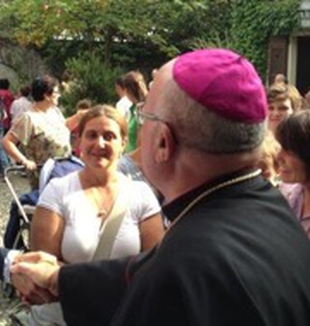 Diego Coletti, obispo de Como, durante su visita <br>a Cometa.