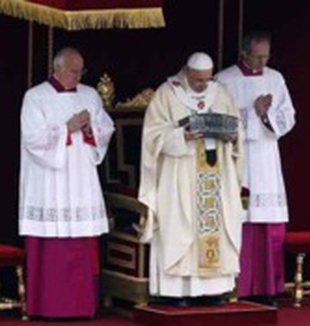El Papa con las reliquias de san Pedro.