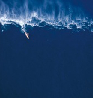 Garret McNamara sobre una ola de 30 metros.