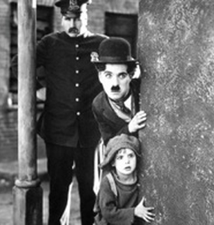 Charlie Chaplin en una escena de <i>El chico</i>.