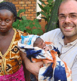 Padre Federico Trinchero, con un refugiado <br>recién nacido.
