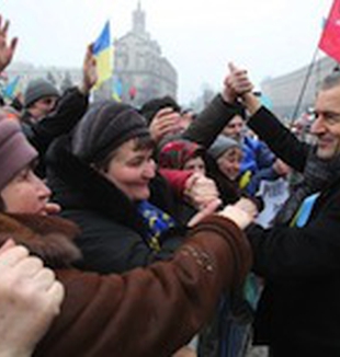 Bernard Henri Levy entre los manifestantes de Kiev.