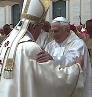Francisco y el papa emérito Benedicto XVI.