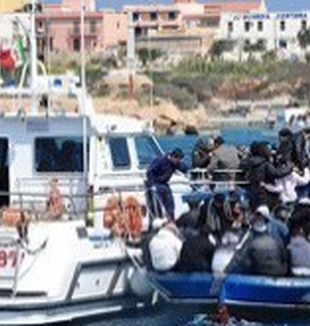 Una barcaza de refugiados llega a Lampedusa.
