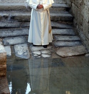 El Papa Francisco a la orilla del Jordán.