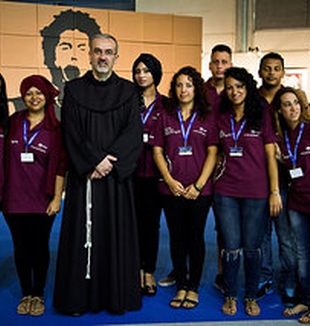 El padre Pizzaballa con un grupo de voluntarios.