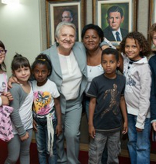 Rosetta con los niños de la obra Don Giussani.