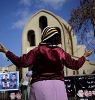 Una mujer cristiana copta orando.