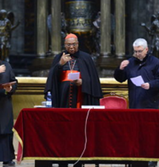 El cardenal John Onaiyekan en el Duomo de Milán.