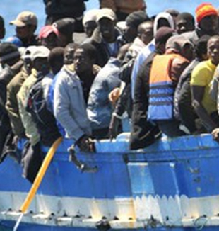 Una barcaza llena de refugiados.