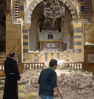 El padre Ibrahim Alsabagh entre los escombros <br>de una iglesia católica en Alepo.